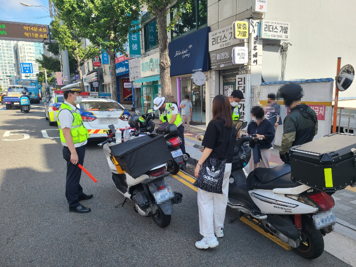 부산시자치경찰위원회는 16일 부산 남구 일대에서 대규모 이륜차 단속을 벌였다. 부산경찰청 제공