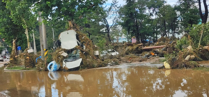 제11호 태풍 '힌남노'가 관통한 포항 오천읍 지역이 침수돼 차량 등이 부서지는 피해를 입었다. 독자 제공