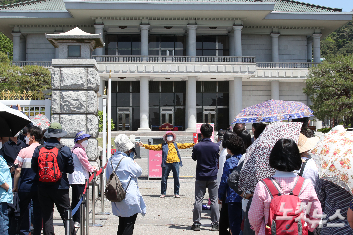 청와대 국민 개방 당일인 지난 5월 10일 오후 서울 종로구 청와대에서 한 시민이 영빈문 앞에서 영빈관을 배경으로 촬영을 하고 있다. 인수위사진기자단