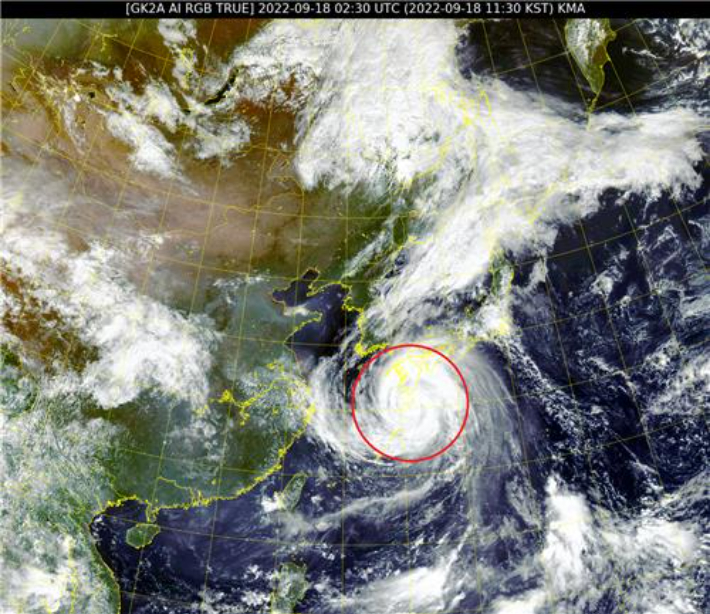 제14호 태풍 난마돌(붉은 원). 국가기상위성센터 제공