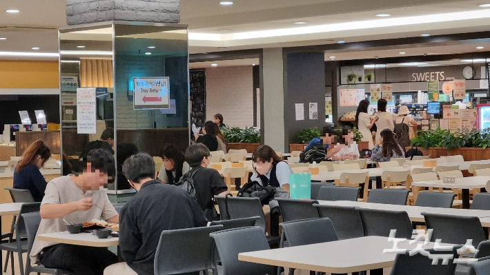 지난 16일 오후 4시경 연세대학교 학생회관 '맛나샘'에서 학생들이 식사를 하고 있다. 양형욱 기자