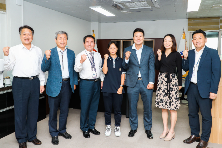 지난 16일 신경호 강원도교육감(왼쪽 세번째)은 도교육청에 이형택 감독(오른쪽 세번째)과 이서아 학생(가운데)을 초청하고 차담회를 가졌다. 강원도교육청 제공