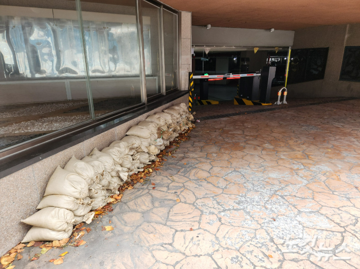 광주 남구 한 아파트 지하주차장 입구에 쌓인 침수 대비 모래주머니. 박성은 기자