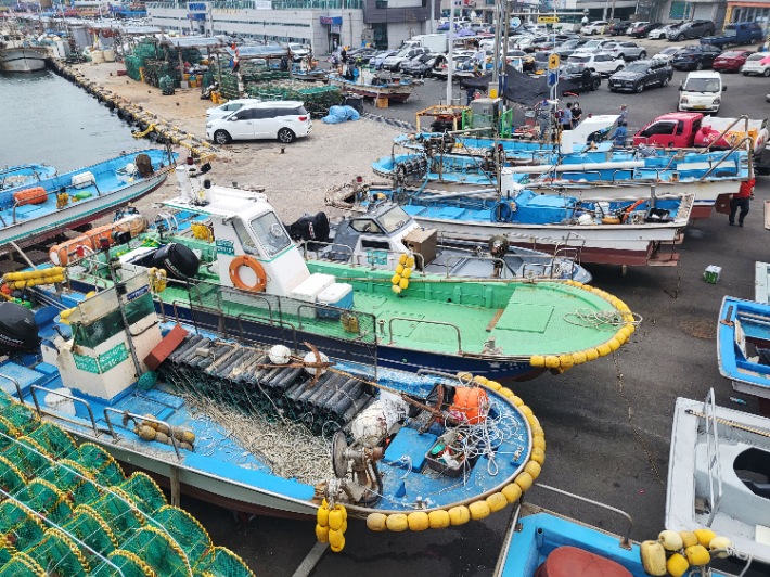 제14호 태풍 '난마돌'이 북상하면서 18일 울산 북구 정자항 인근 도로에 어선들이 대피해 있다. 연합뉴스