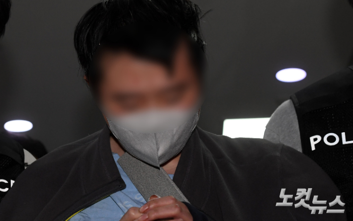 지난 14일 서울 지하철 2호선 신당역에서 20대 여성 역무원을 살해한 혐의로 체포된 남성 A씨(31)가 16일 서울중앙지법에서 열릴 영장실질심사 출석을 위해 남대문경찰서를 나서고 있다. 황진환 기자
