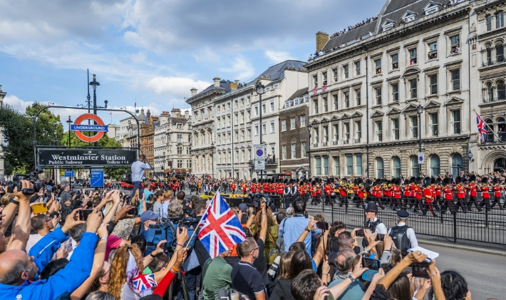 지난 14일(현지시간) 런던 거리에 모인 수많은 인파가 엘리자베스 2세 영국 여왕의 관이 버킹엄궁에서 웨스트민스터 홀로 옮겨지는 모습을 지켜보고 있다. 연합뉴스