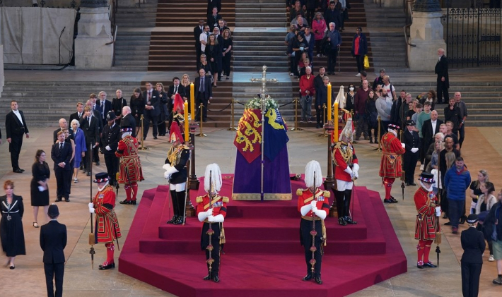 엘리자베스 2세 영국 여왕의 관이 14일(현지시간) 런던 웨스트민스터 홀에 안치된 가운데 일반인들이 조문하고 있다. 여왕의 관은 19일 국장이 엄수되기 전까지 일반에 공개된다. 연합뉴스