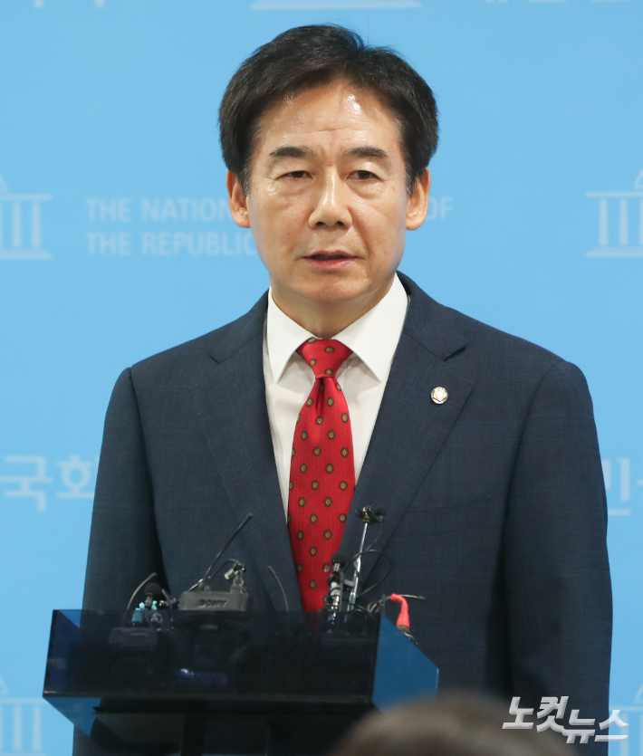 이용호 국민의힘 의원이 15일 서울 여의도 국회 소통관에서 기자회견을 열고 원내대표 출마를 선언한 뒤 기자들의 질의에 답하고 있다. 윤창원 기자