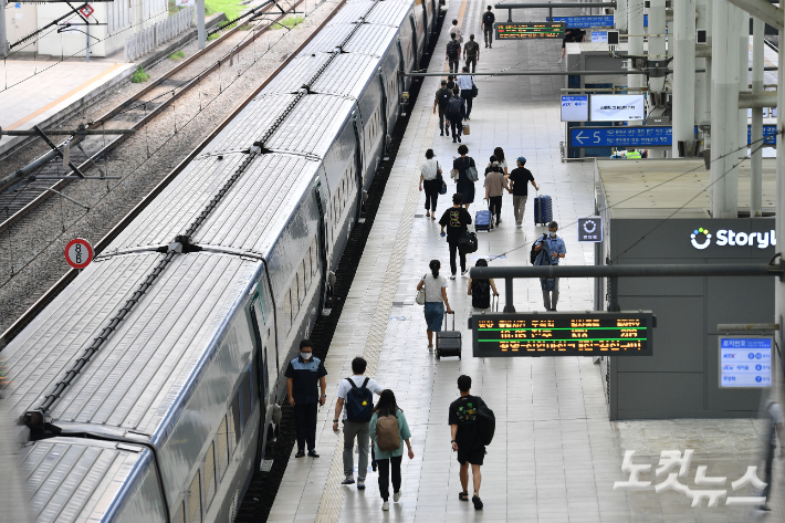 코레일 부산경남본부는 태풍 난마돌의 영향으로 19일 오전 부울경지역 열차 운행 계획을 조정한다고 밝혔다. 류영주 기자