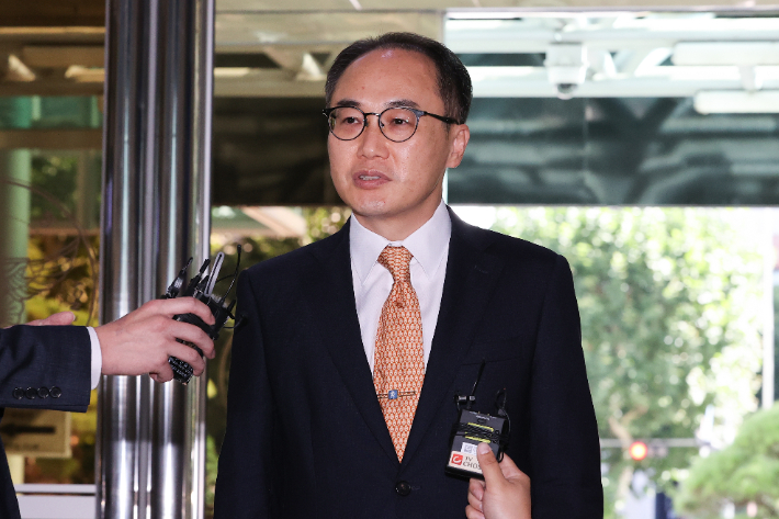 이원석 검찰총장이 19일 오전 서울 서대문구 경찰청을 방문해 취재진 질문에 답하고 있다. 연합뉴스