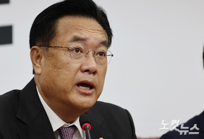 국민의힘 정진석 비대위원장이 19일 서울 여의도 국회에서 열린 비상대책위원회의에서 모두발언을 하고 있다. 윤창원 기자