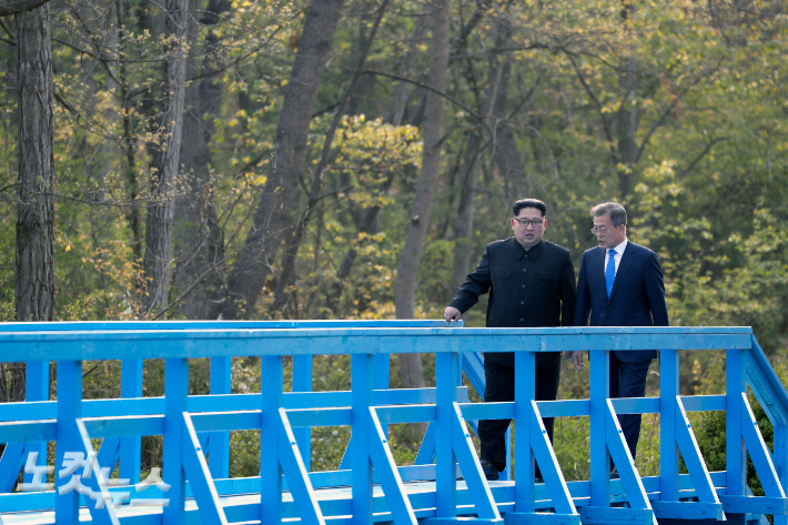 문재인 전 대통령과 김정은 국무위원장이 지난 2018년 4월 27일 판문점에서 공동 식수를 마친 후 군사분계선 표식물이 있는 '도보다리'까지 산책을 하며 담소를 나누고 있다. 황진환 기자