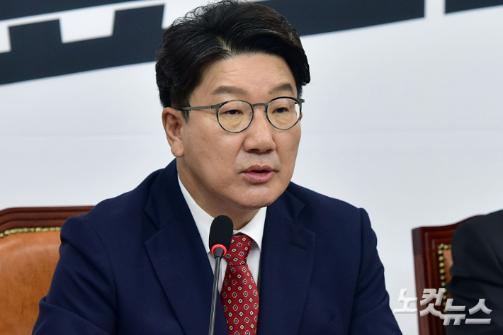 국민의힘 권성동 원내대표가 19일 서울 여의도 국회에서 열린 비상대책위원회의에서 발언을 하고 있다. 윤창원 기자