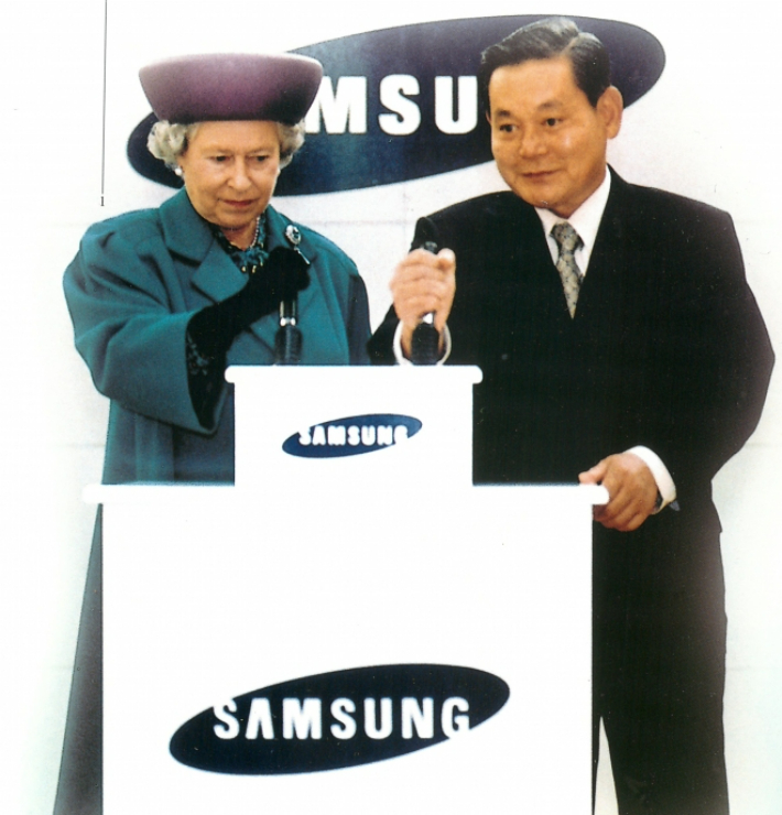 1995년 10월13일 영국 윈야드 삼성전자 복합단지 준공식에 참석한 고 이건희 삼성전자 회장과 고 엘리자베스 2세 영국 여왕. 삼성전자 제공