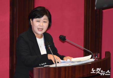 서영교 더불어민주당 의원이 19일 오후 서울 여의도 국회 본회의장에서 열린 정치분야 대정부질문에서 질의를 하고 있다.