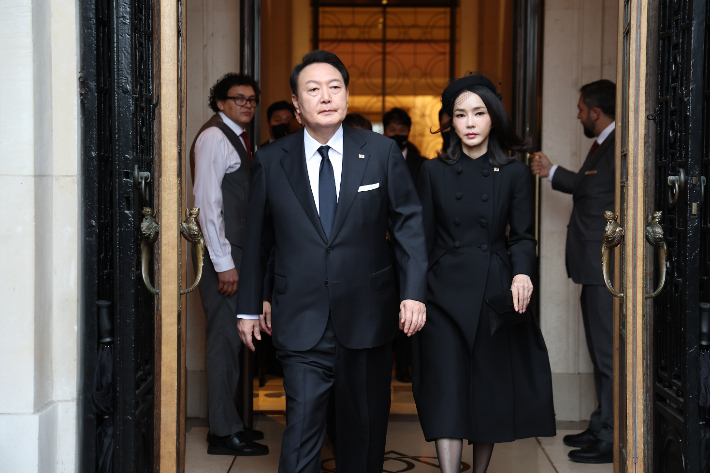 윤석열 대통령과 김건희 여사가 19일 엘리자베스 2세 여왕의 장례식에 참석하기 위해 런던의 한 호텔을 나서고 있다. 연합뉴스