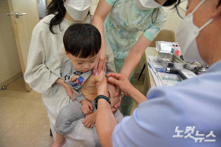 서울 송파구 김학원 소아청소년과 의원에서 어린이가 독감 예방접종을 받고 있다. 박종민 기자