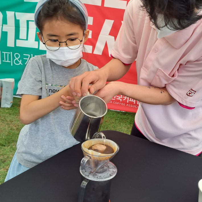 지난 16일 열린 '2022춘천커피도시페스타-Let's Coffee 춘천에  행사에 참여한 시민이 커피 만들기 체험을 하고 있다. 진유정 기자