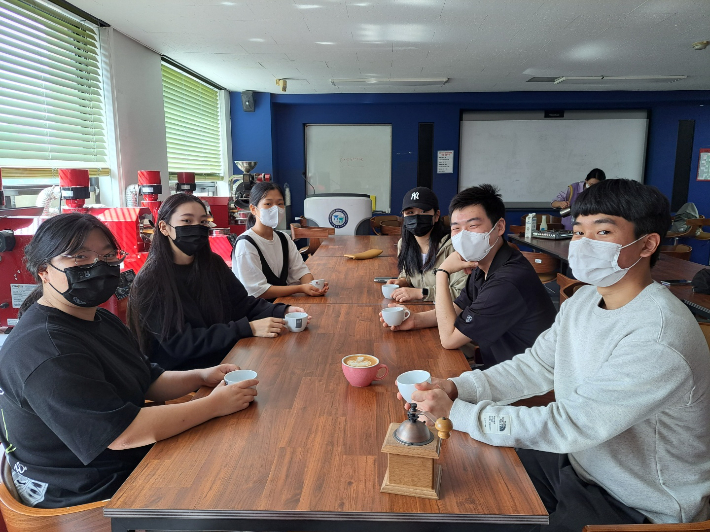 '2022춘천커피도시페스타-Let's Coffee 춘천에 한림성심대학교 바리스타제과제빵과 학생들이  행사의 운영 부분에 참여했다. 사진은 실습실에서 행사 전 부스운영 회의를 하고 있는 장면. 진유정 기자