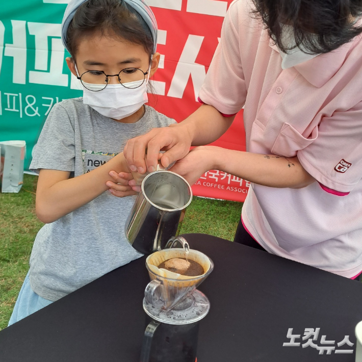 지난 16일 열린 '2022춘천커피도시페스타-Let's Coffee 춘천에  행사에 참여한 시민이 커피 만들기 체험을 하고 있다. 진유정 기자