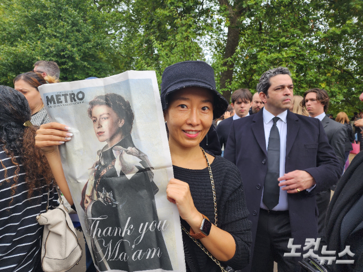 런던에 사는 한국인 안선영(47)씨는 영국 여왕의 마지막 가는 길을 애도하기 위해 하이드 파크로 나왔다. 곽인숙 기자 