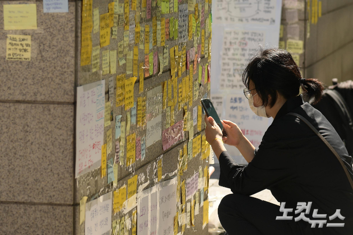 서울 중구 신당역 10번 출구 앞에서 한 시민이 신당역 여성노동자 피해자 추모 메시지를 살펴보고 있다. 박종민 기자