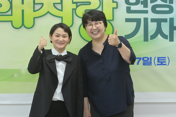 왼쪽부터 MC 김신영, 김상미 CP. KBS 제공