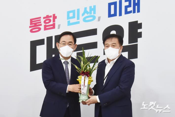 윤석열 대통령 축하난 전달받는 주호영 신임 원내대표