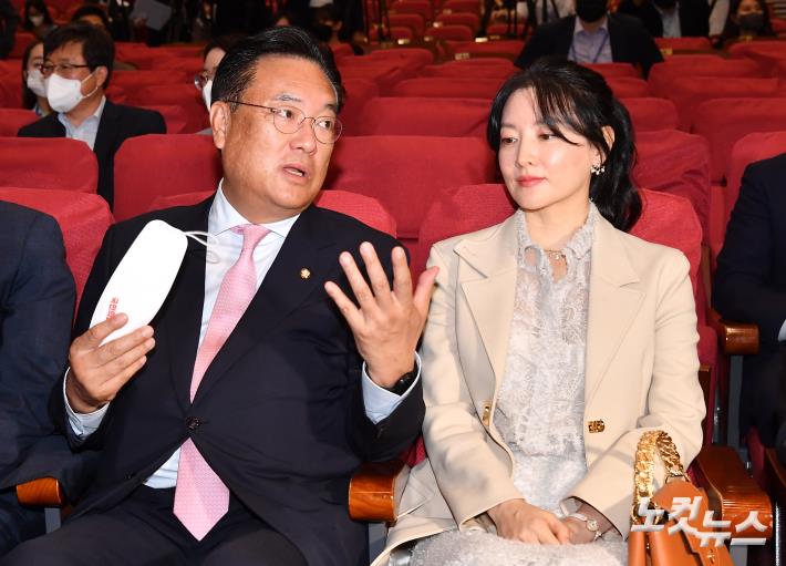 배우 이영애와 대화하는 정진석 비대위원장