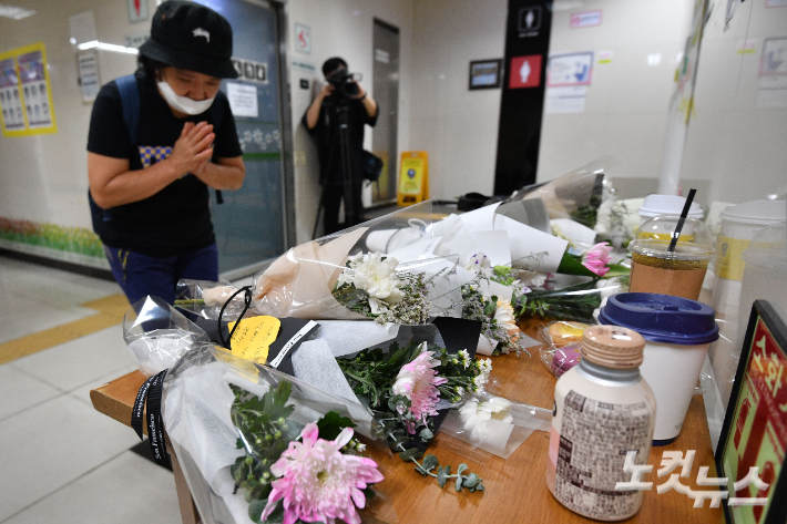 '역무원 스토킹 피살 사건'이 발생한 서울 지하철 2호선 신당역 여자화장실 입구에 마련된 추모공간을 찾은 한 시민이 피해자를 추모하고 있다. 류영주 기자