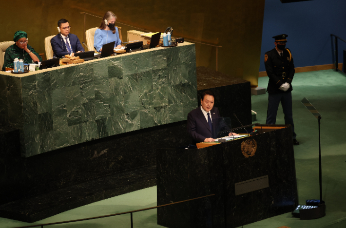  윤석열 대통령이 20일(현지시간) 미국 뉴욕 유엔 총회장에서 기조연설을 하고 있다. 연합뉴스