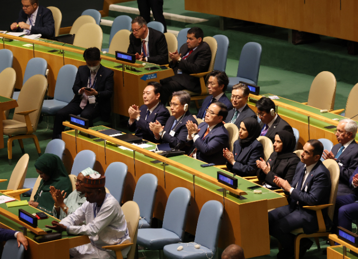 윤석열 대통령이 20일(현지시간) 미국 뉴욕 유엔 총회장에서 박수치고  있다. 연합뉴스