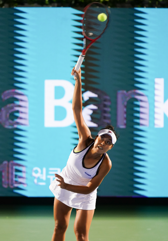 정보영(688위·NH농협은행)이 20일 서울 송파구 올림픽공원 테니스코트에서 열린 'WTA 투어 하나은행 코리아오픈(총상금 25만1750 달러) 단식 본선 1회전에서 옐레나 오스타펜코(19위·라트비아)를 상대로 강력한 서브를 넣고 있다. 코리아오픈 조직위