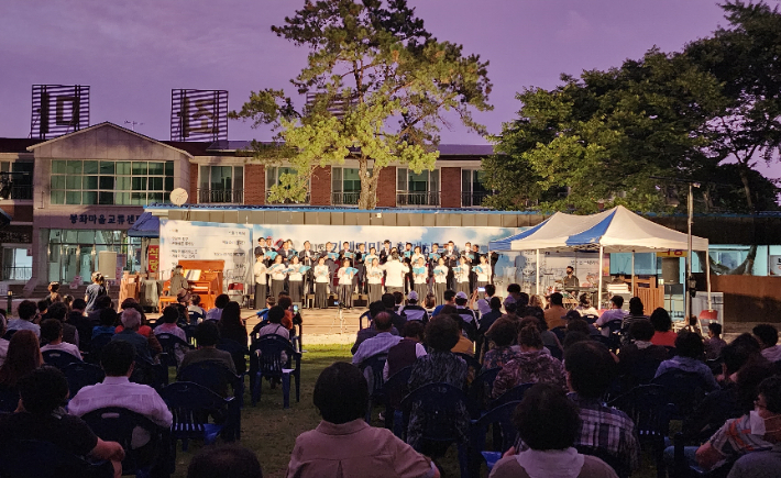 봉계교회와 포항충진교회 예루살렘찬양단은 18일 봉좌마을캠핑장에서 '제1회 기계면민과 함께 하는 열린음악회'를 개최했다. 포항CBS 