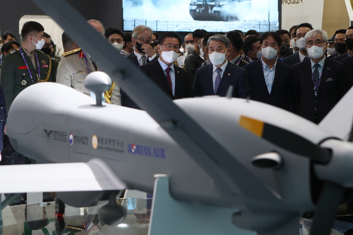 이종섭 국방부 장관(오른쪽 세번째)이 21일 경기도 고양시 킨텍스에서 열린 대한민국 방위산업전시회(DX KOREA 2022)에서 무인기를 살펴보고 있다. 연합뉴스