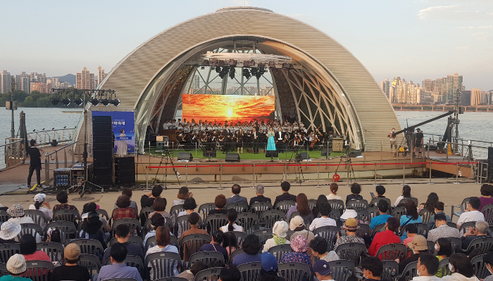 여의도침례교회가 17일 서울시 영등포구 한강공원 물빛무대에서 '창립 50주년 한강문화 축제'를 개최했다.