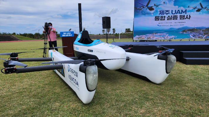 21일 소형 무인드론이 제주 추자도에서 구좌읍까지 72km 상공을 날아 화물 긴급 배송에 성공했다. 제주도 제공