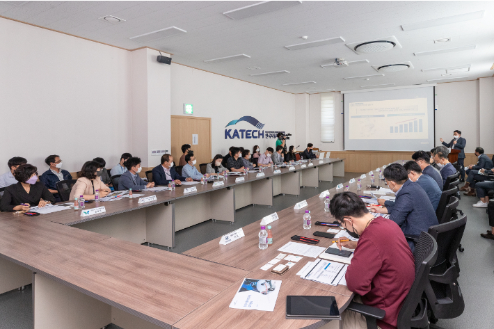 경기도는 지난 20일 시흥시 한국자동차연구원 경기본부에서 K-미래차 밸리 혁신 전담조직(TF) 첫 회의를 개최했다. 경기도 제공