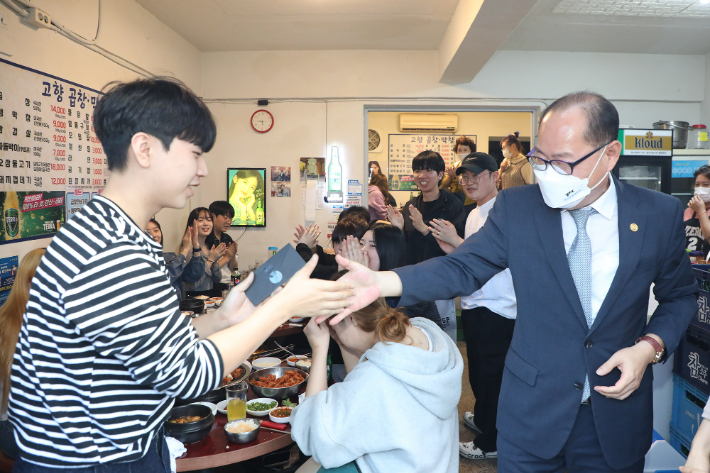 _영남이공대학교의 안지랑 곱찰골목 상생 축제에 참가한 이재용 총장과 재학생들. 영남이공대학교 제공 