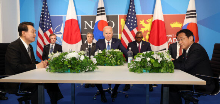 지난 6월29일 스페인 마드리드 이페마(IFEMA) 컨벤션센터에서 열린 한·미·일 정상회담에서 윤석열 대통령이 조 바이든 미국 대통령, 기시다 후미오 일본 총리와 대화하고 있다. 연합뉴스