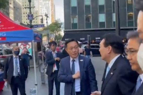 윤석열 대통령이 21일(현지시간) 미국 뉴욕 한 콘퍼런스 빌딩에서 한일 정상회담을 마치고 나오고 있다. 트위터 캡쳐