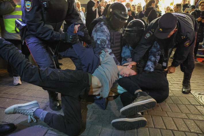 모스크바에서는 시내 중심가에 모인 시위대가 "동원령 반대" 구호를 외치다 최소 50명이 경찰에 구금됐다. 연합뉴스