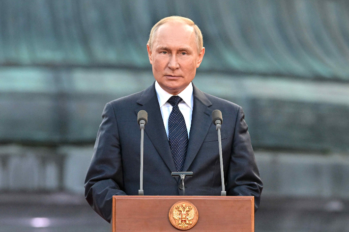 블라디미르 푸틴 러시아 대통령이 21일(현지시간) 벨리키 노브고로드에서 열린 러시아 건국 1160주년 기념 콘서트에서 연설하고 있다. 연합뉴스
