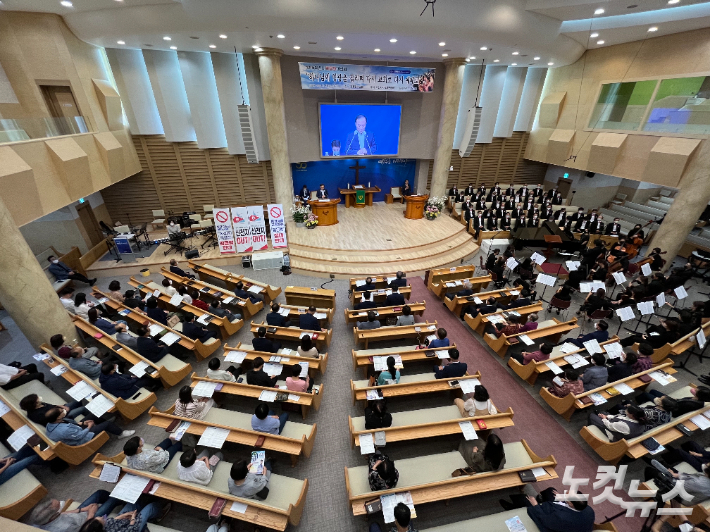 전북CBS가 주관하고 익산시기독교연합회가 주최한 제24회 익산시 복음화 대성회가 지난 21일 익산 영생감리교회에서 거행됐다. 남승현 기자