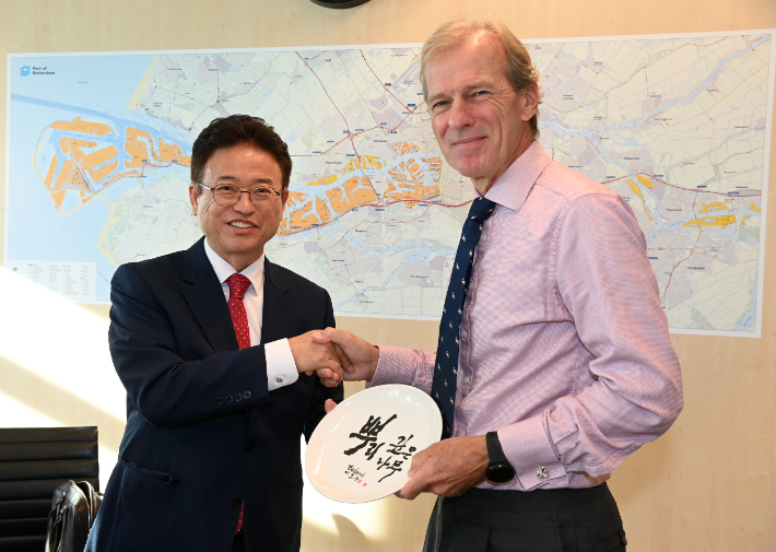 21일(현지시각) 로테르담 항만공사를 방문한 이철우 지사. 경북도 제공