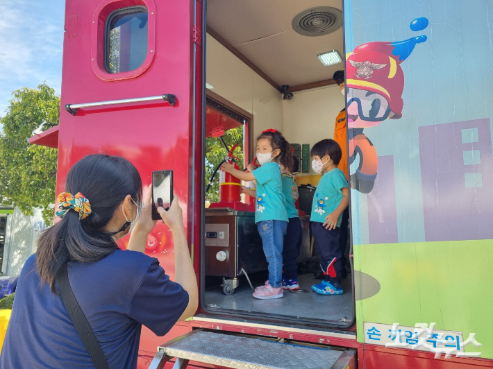 천안흥타령춤축제 행사장에 마련된 체험장에서 아이들이 소방시설 체험을 하고 있다. 인상준 기자