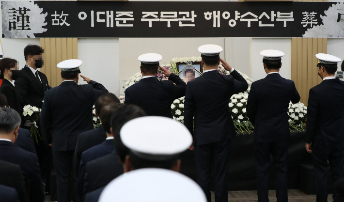 서해상에서 북한군에 피살된 고(故) 이대준 주무관의 영결식이 22일 오전 전남 목포 한 장례식장에서 해양수산부장(葬)으로 엄수됐다. 연합뉴스