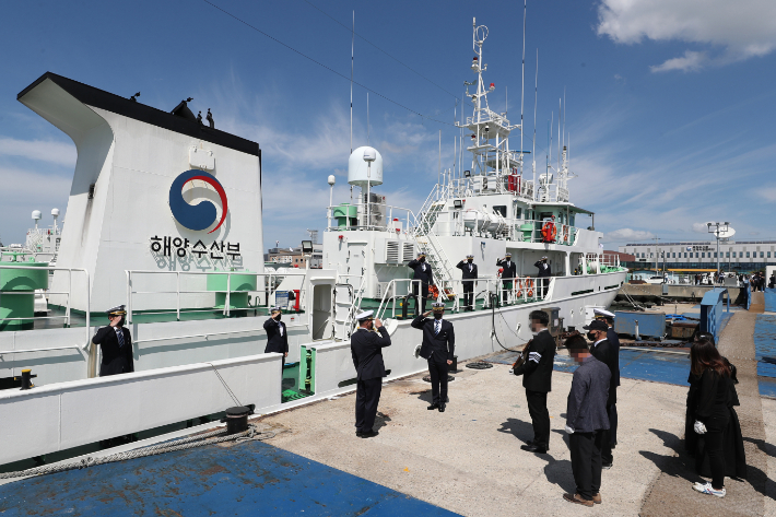 서해상에서 북한군에 피살된 고(故) 이대준 해양수산부 주무관의 추모 노제가 22일 낮 전남 목포시 서해어업관리단 전용 부두에서 엄수돼 고인의 동료들이 어업지도선 무궁화 10호에 도착한 장례 행렬을 맞이하고 있다. 연합뉴스