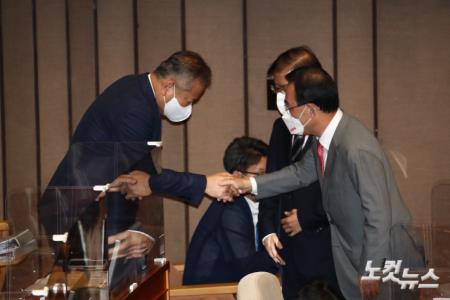 22일 국회 본회의장에서 열린 교육-사회-문화에 관한 대정부 질문에서 국민의힘 주호영 원내대표와 이상민 행정안전부 장관이 인사하고 있다.