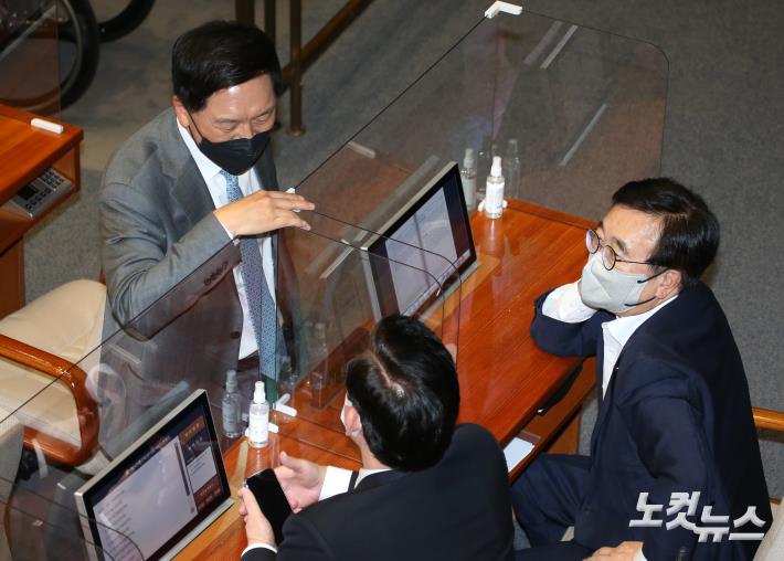 국민의힘 김기현, 서병수, 정우택 의원이 22일 오후 서울 여의도 국회 본회의장에서 열린 교육·사회·문화 대정부질문에서 대화를 나누고 있다.